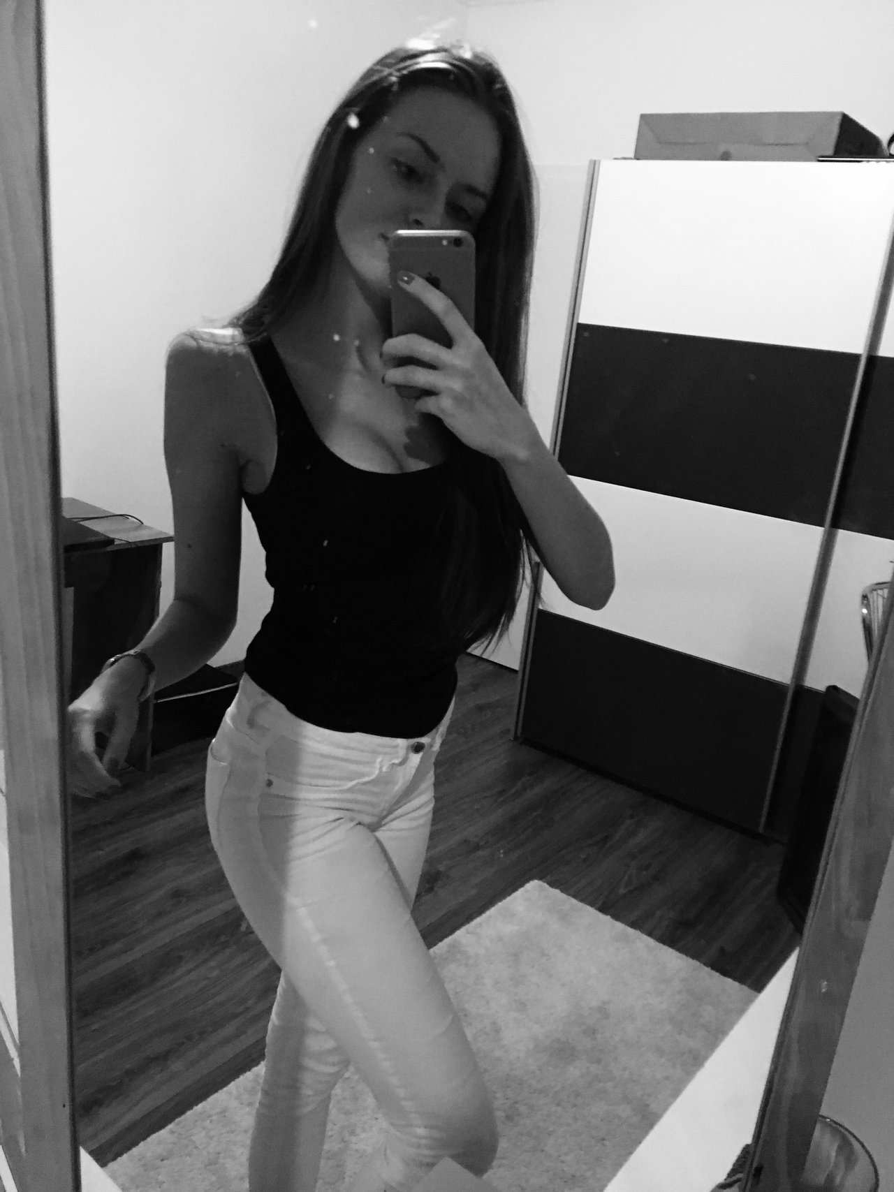 Tie bodky na zrkadle si snad nikto nevsimne :D 
