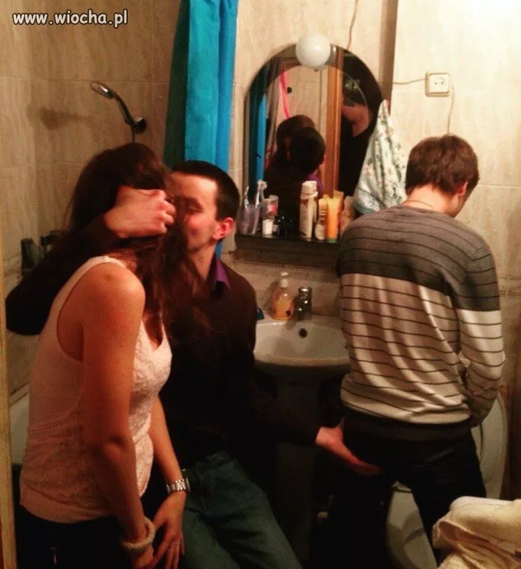 HYPERGAMIA V AKCII! ALFA Serjožovi stačí chvíľka, čo BETA Dmitrij ští, na to, aby ho nekompromisne na drzovku cuckol!!!