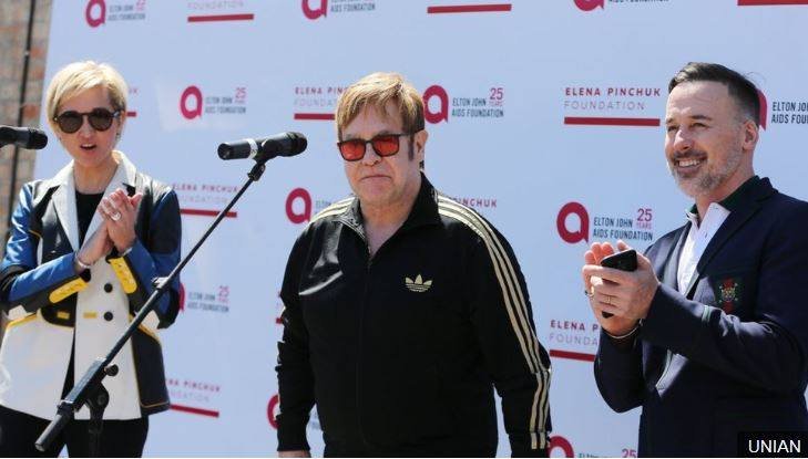 Elton John sa pri návšteve Kyjeva obliekol do miestneho kroja