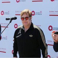 Elton John sa pri návšteve Kyjeva obliekol do miestneho kroja