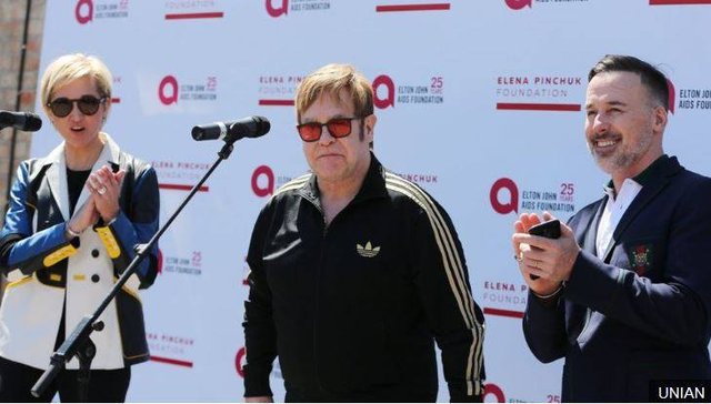 Elton John sa pri návšteve Kyjeva obliekol do miestneho kroja