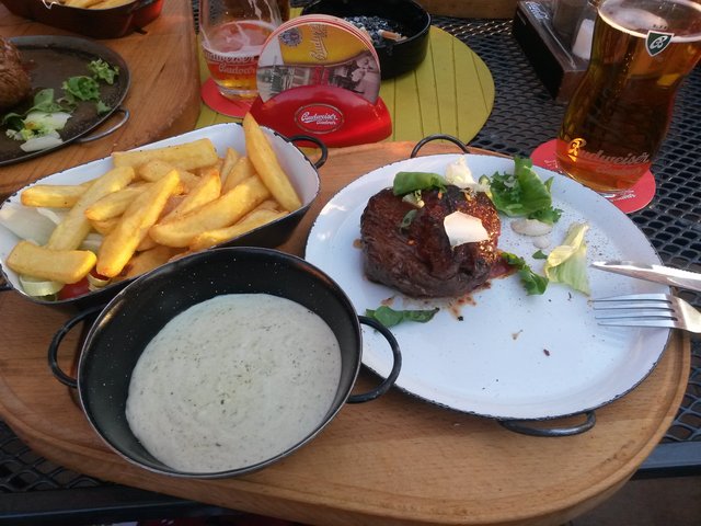 Filet mignon - rare s bylinkovou omáčkou, steakovými hranolkami a zeleninovou oblohou...