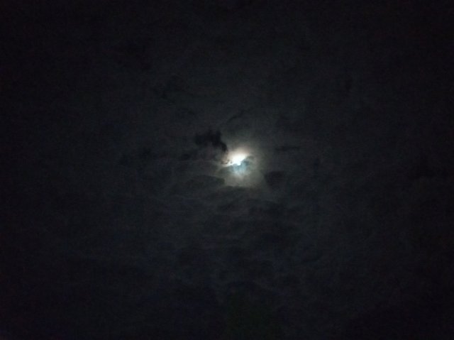 Krasne nebo je dnes vecer... Skoda ze mobil foti nahovno :D