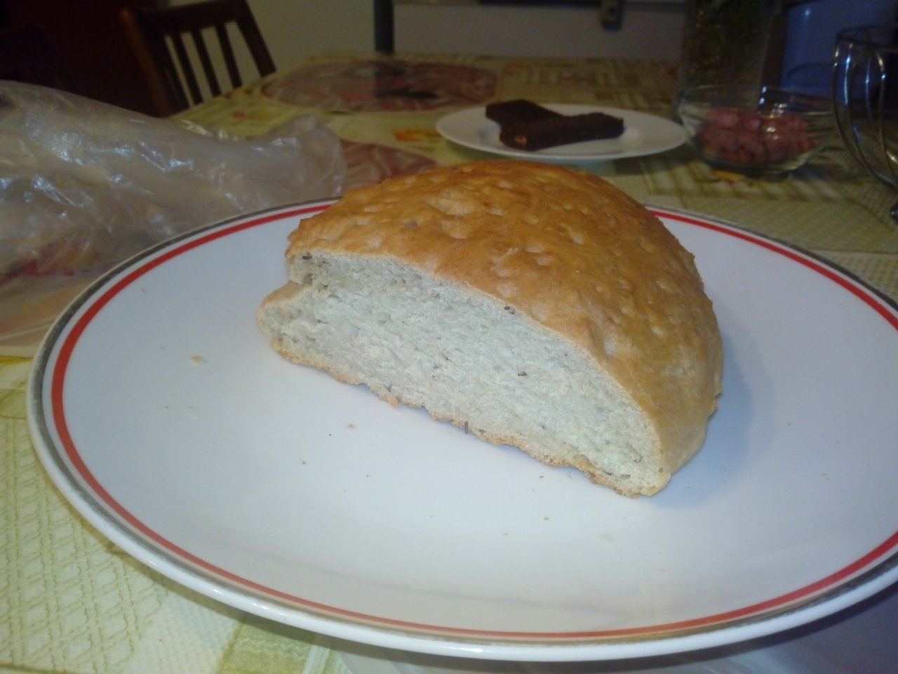 Chleba tentokrat len z hladkej muky s kminom a solou a dobry je moc :P a v pozadi keksy a kktiny