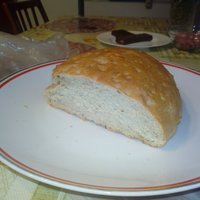 Chleba tentokrat len z hladkej muky s kminom a solou a dobry je moc :P a v pozadi keksy a kktiny