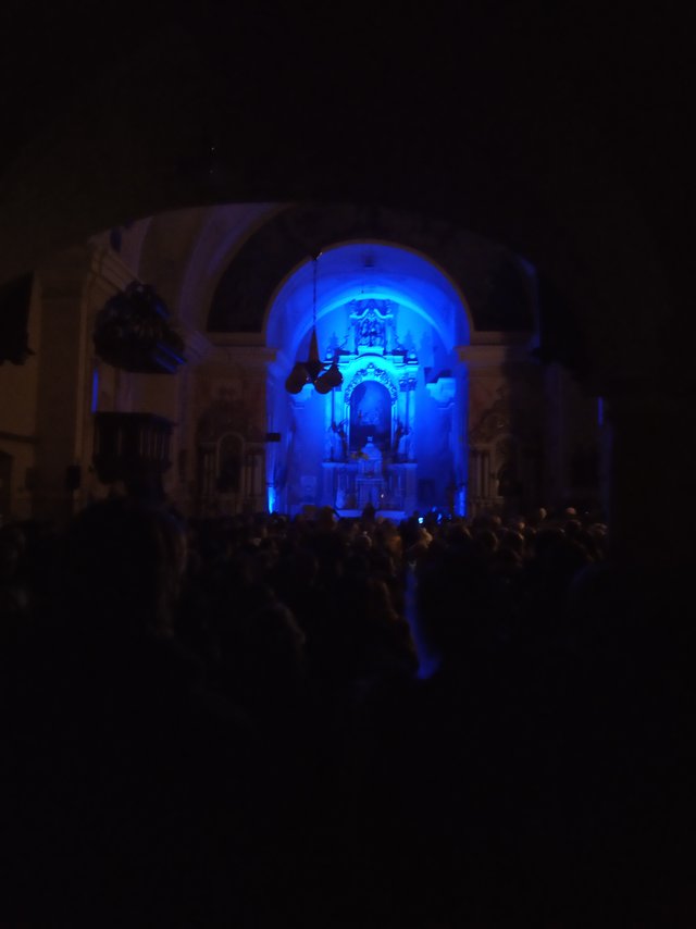 Sima Martausova u nas v kostole... Nic si z toho nerobte ze ju nevidite ani ja som ju moc nevidel z toho kilometra :D aj ked bola osvetlena nie len takto v tme :D ale pekny koncert :)