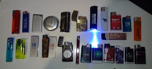 Nechce sa mi spat tak si fotim zapalovace :D