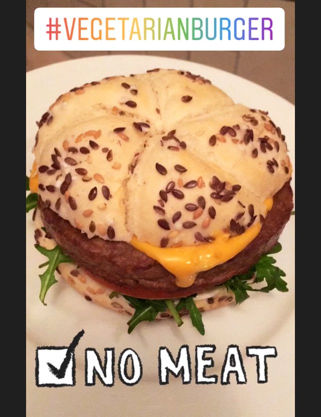 Fotka z insta, preto aj kktsky orezaná, ale viete aké to bolo fajne?! Vegan placka z kauflandu sa mi fakt veeeelmi zapáčila :) 