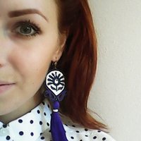 B. je moderná, už je aj na instagrame, ak chceš, môžeš sledovať jej kreatívne počiny tu: arcoiris_handmade_jewellery 