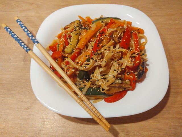 Pokus o vegan stir-fry noodles :)