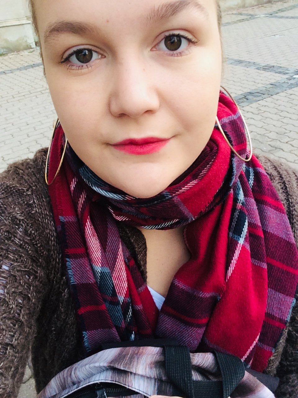 Znicena, po skole, po praci... tuzi precestovat cely svet.. 
