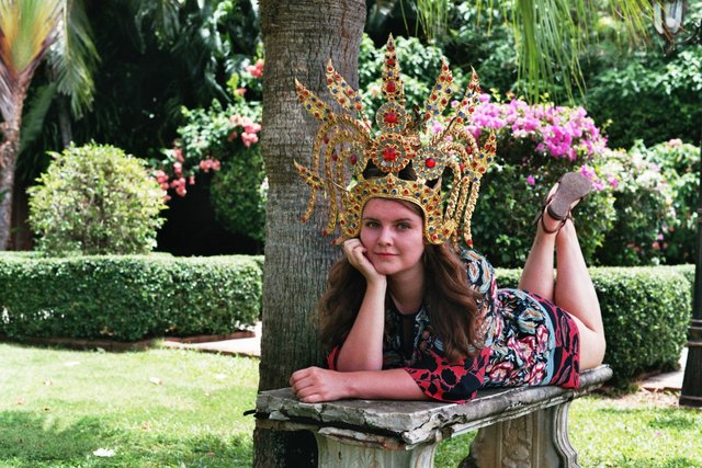 Ahoj Birc, na fotke vidno môj bežný deň - chill v záhrade s korunou na hlave pod palmami 