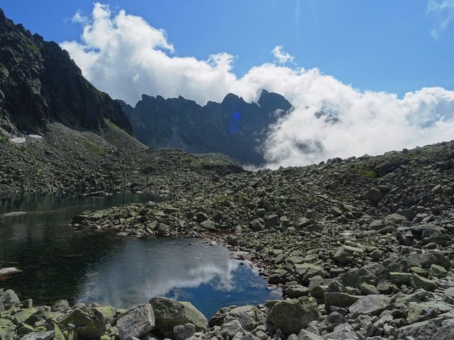 Capie pleso a Satan v pozadí