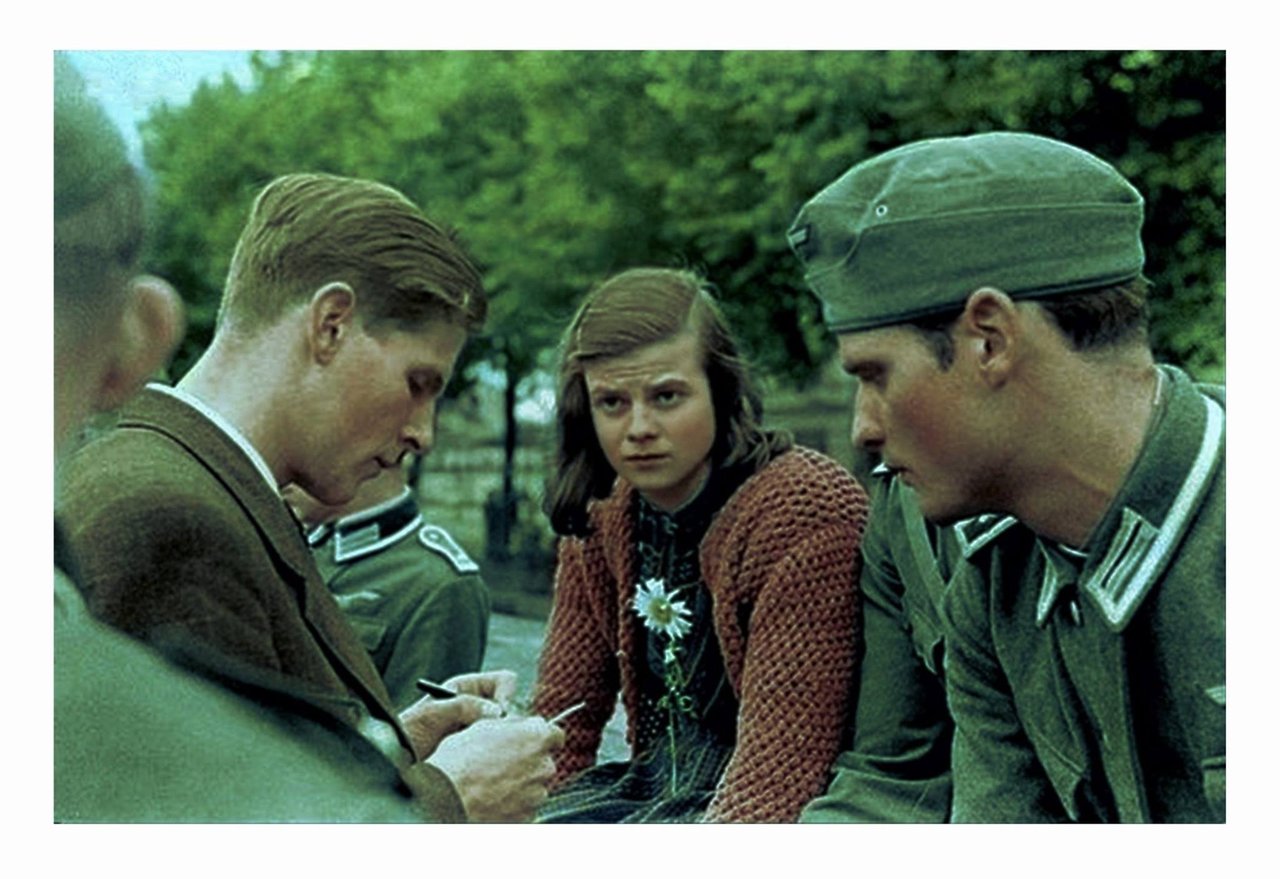22. februára 1943 boli Sophie Scholl, Hans Scholl, a Christoph Probst popravení za rolu, ktorú zohrali v agitácii študentov k povstaniu a zvrhnutiu nacistického režimu. 