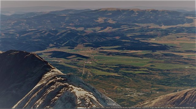 Turistika lvl kybernaut aneb. sportom k trvalej invalidite. Vyhlad na malebnu slovensku krajinu z konciara Hohe Tatras.