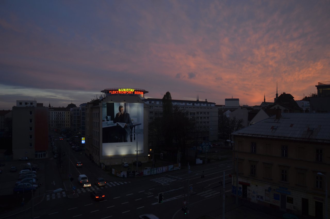 Ten george clooney v nadživotnej veľkosti je znepokojujúci .D (Brno)