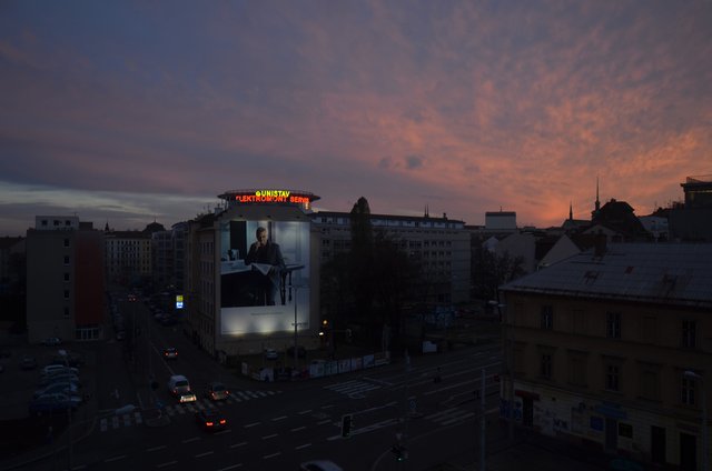 Ten george clooney v nadživotnej veľkosti je znepokojujúci .D (Brno)