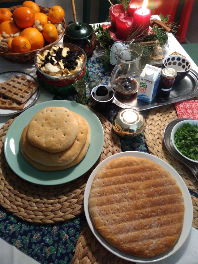 predštedrovečerná, poslnovratová tabuľa - 
 domáce (vegan) polarkakor, což je švédske anízové ploché pečivo, a (vegan) wafle<3