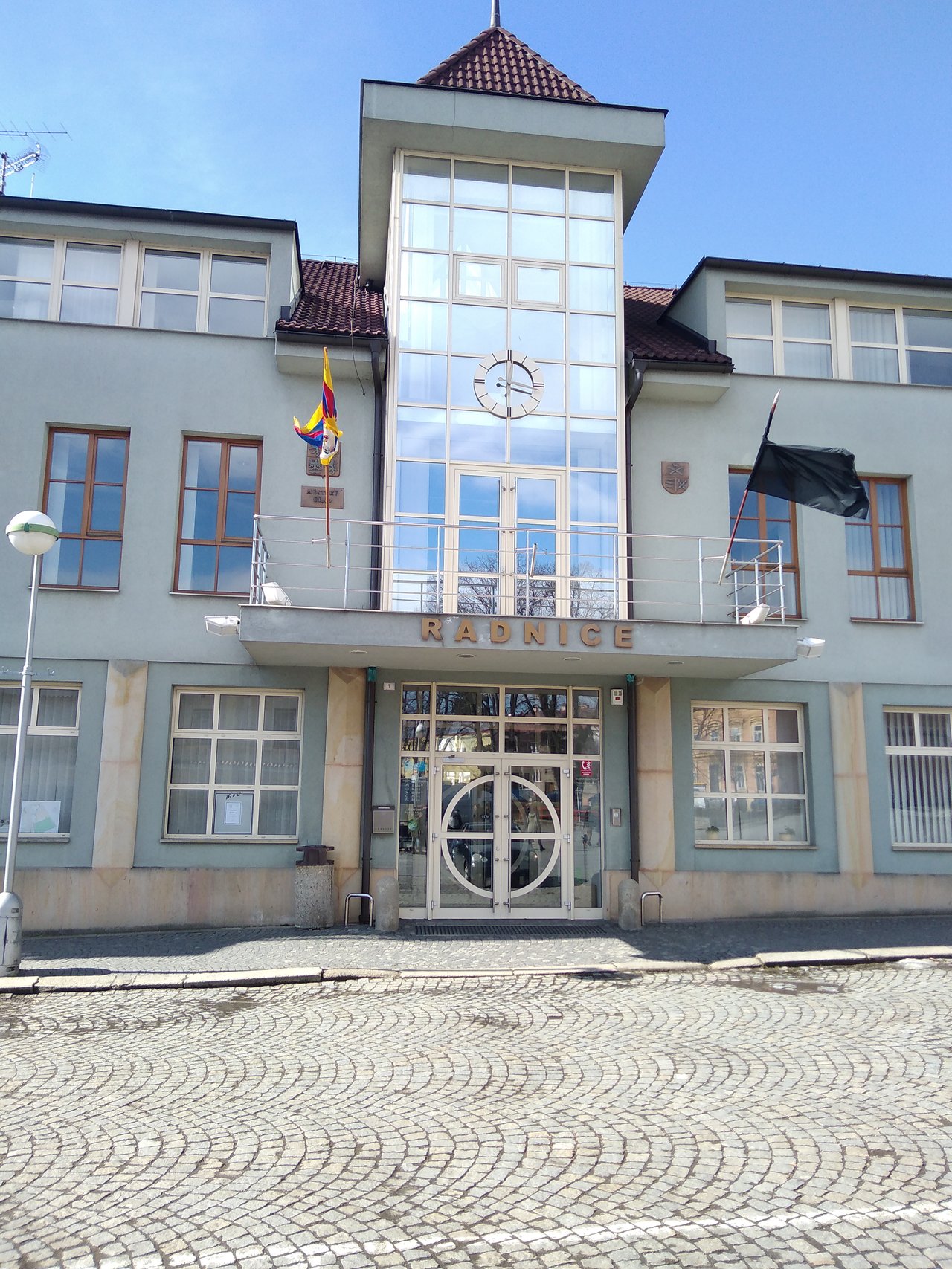 radnica s celkom zaujímavou kombináciou zástavlajok