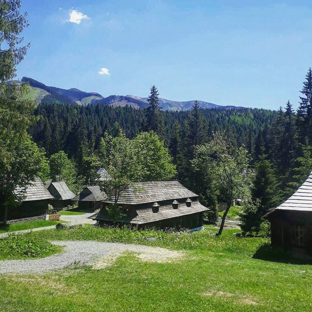 Dedinka v údolí, srdce ma zabolí, keď na teba spomínam...