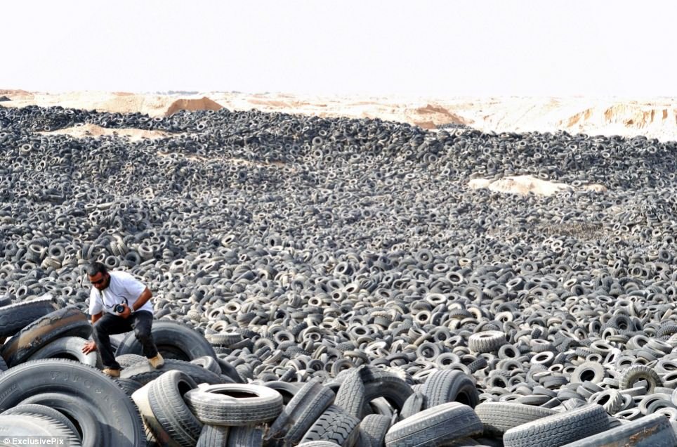 World's biggest tyre graveyard, uz ako v tom filme  'idiocracy'  :D