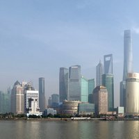 Kukuc na Huangpu river a Lujiazui z the Bund, Shanghai