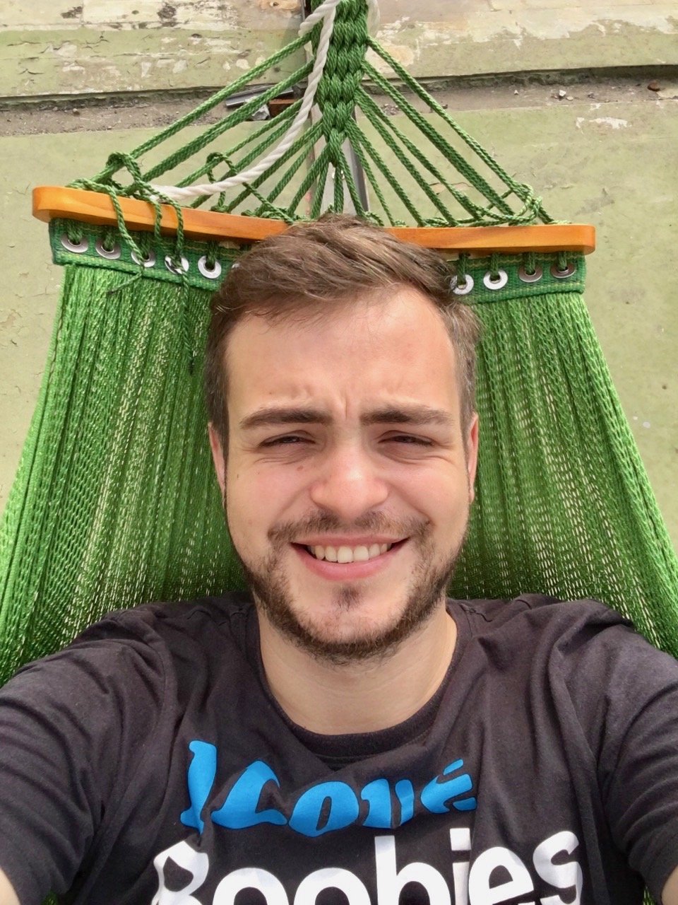 Stal sa zo mna milovnik hammockov. Jeden v izbe miesto postele a tento na streche...