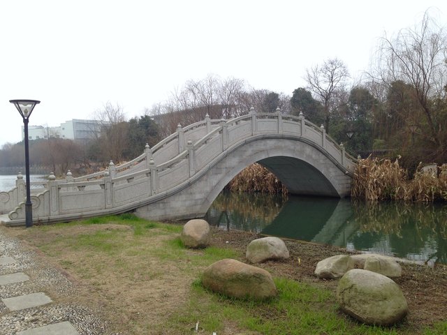 Zatial co frajerka organizovala art vystavu, ja som sa spaciroval po takychto parcikoch. Suzhou