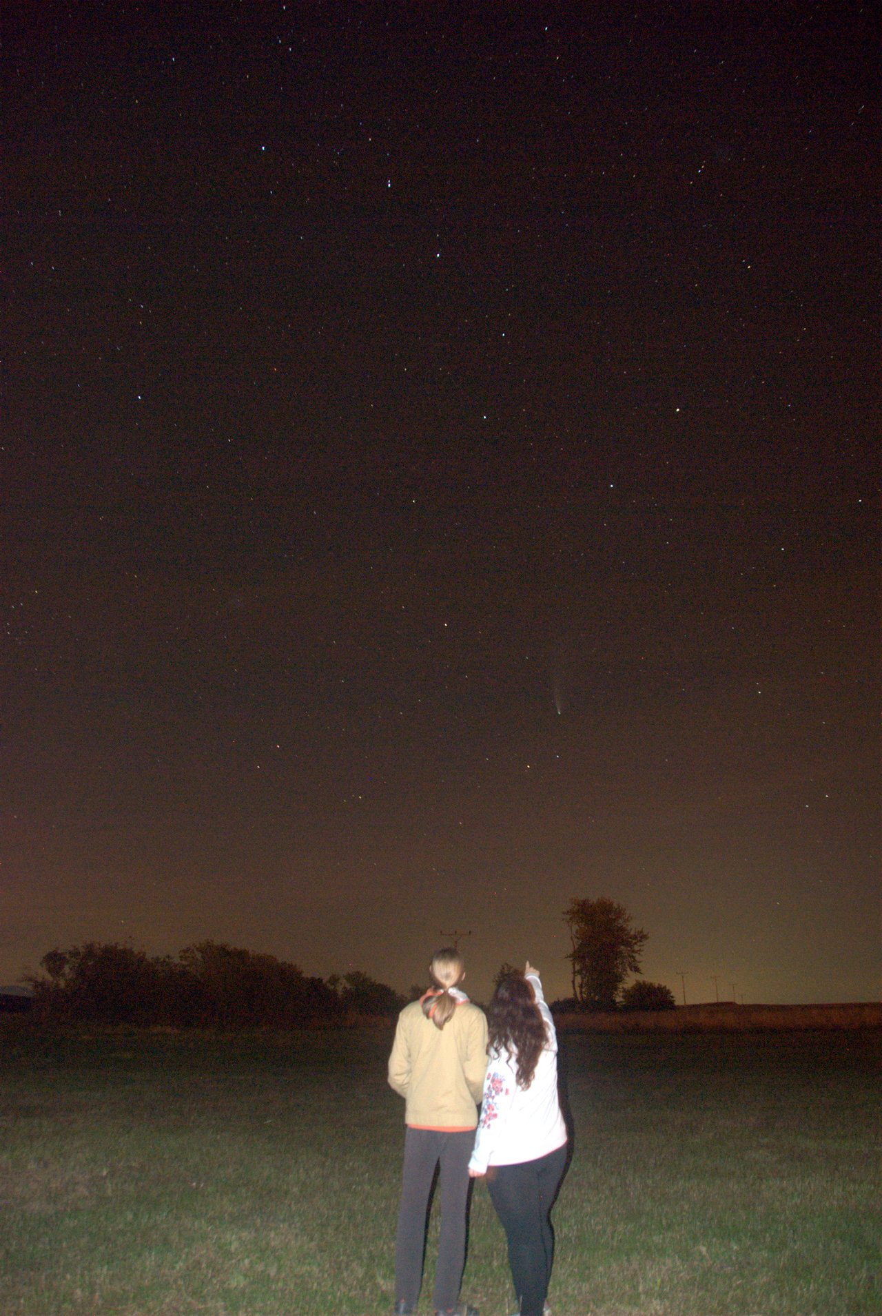 Fotka inšpirovaná fotkou dňa NASA :)  
NeoWise 23.7.2020, 22:45