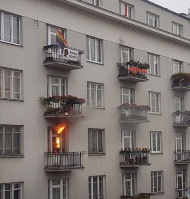 Poľskí vlasteneckí big brain intelektuáli vystrelili svetlicu na balkón s dúhovou vlajkou, podpálili byt o dve poschodia nižšie. #pyromaniajeviacakonarod