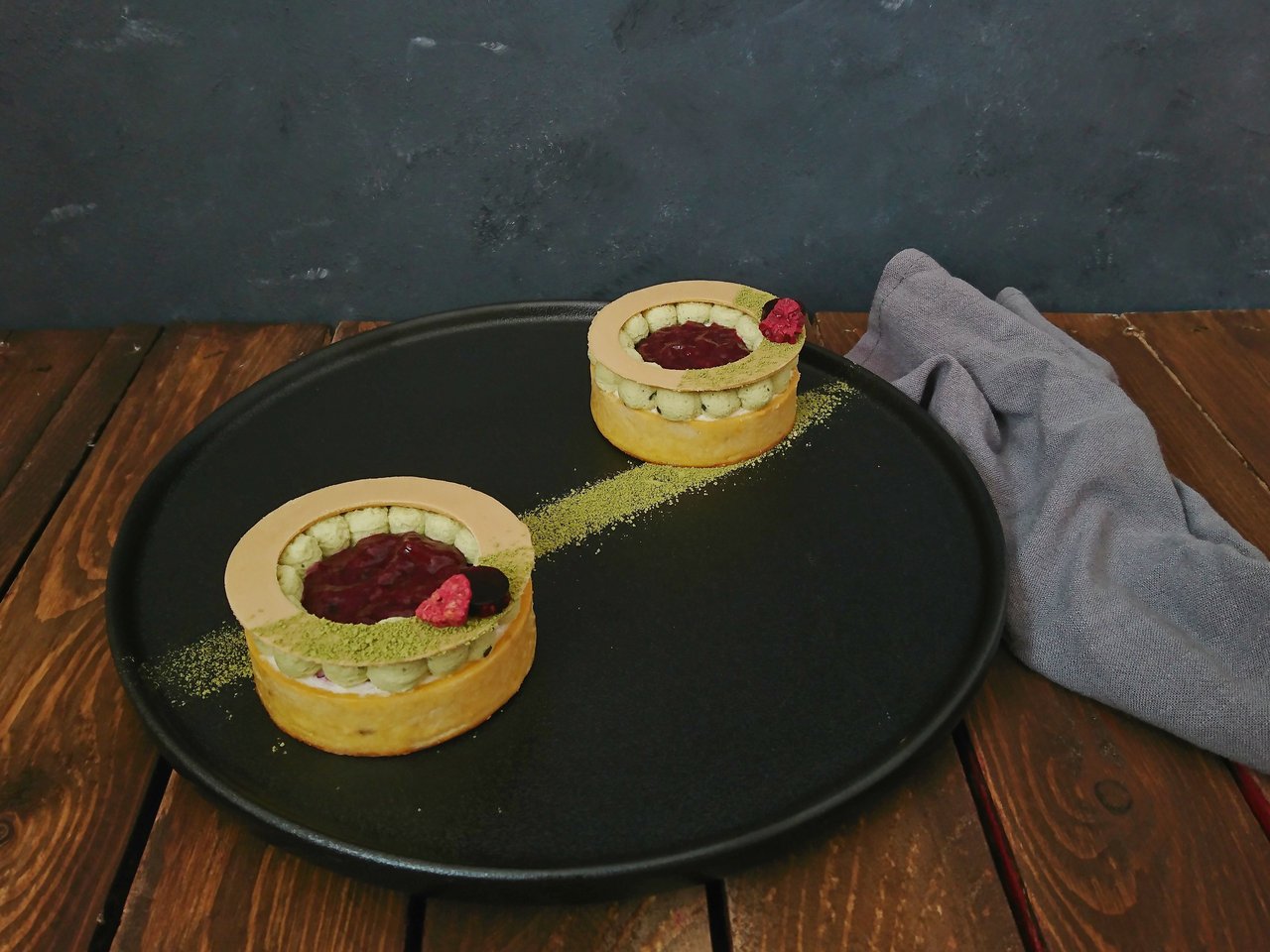 Tartaletky s matcha čajom, bielou čokoládou a bobuľovým ovocím :)