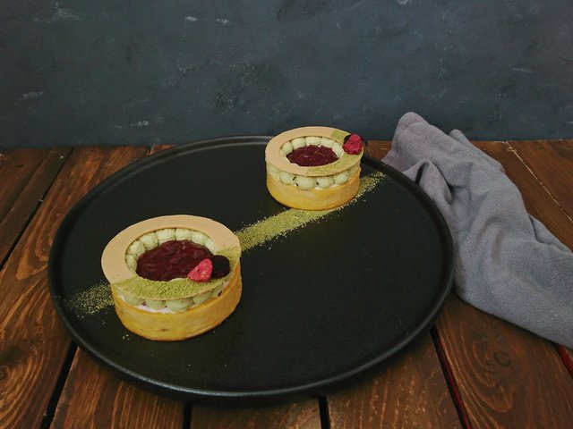 Tartaletky s matcha čajom, bielou čokoládou a bobuľovým ovocím :)