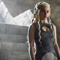  Daenerys za bouře zrozená, Nespálená, Matka draků, královna Andalů, Rhoaynů a Prvních lidí, Khalessi, Mhysa, Stříbrná paní, Lamačka řetězů, královna Meereenu a princezna Dračího kamene