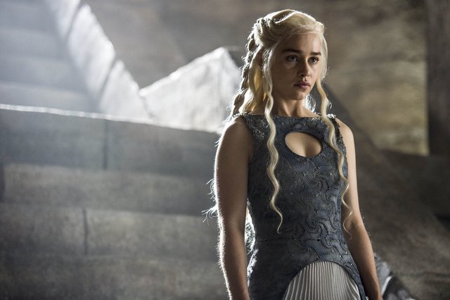  Daenerys za bouře zrozená, Nespálená, Matka draků, královna Andalů, Rhoaynů a Prvních lidí, Khalessi, Mhysa, Stříbrná paní, Lamačka řetězů, královna Meereenu a princezna Dračího kamene