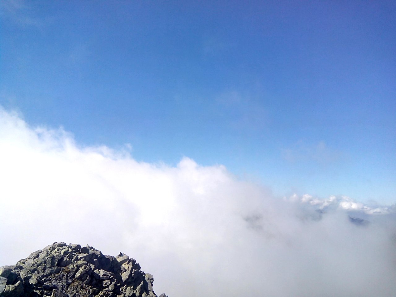 Slavkovský štít 2 452 m n.m.   v oblakoch :)))
