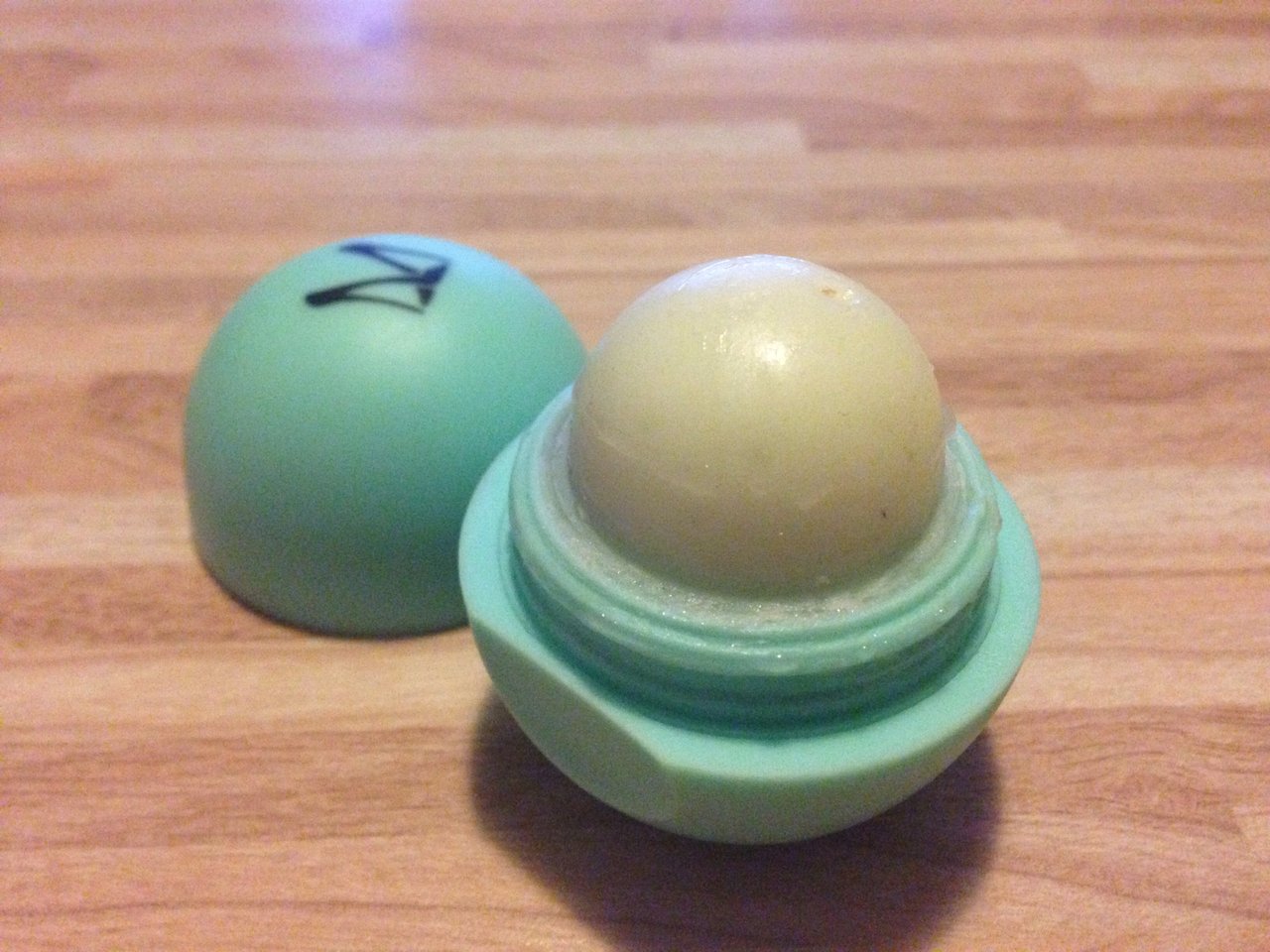 Nemala som čo robiť, tak som vyrobila DIY balzam na pery. Dole je link podľa ktorého som to robila. 