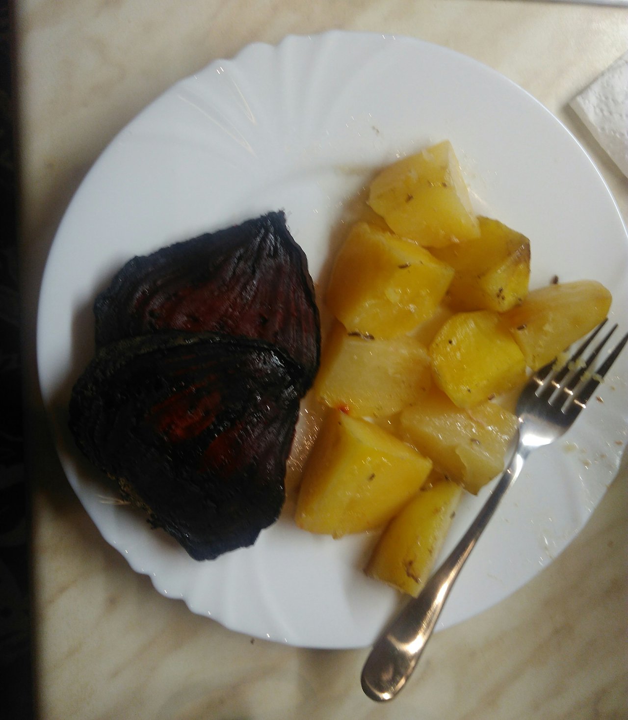 Otec robil hovädzí steak a pre mňa urobil steak z cvile, pretože ja hovädzie nemám rada. Môj otec je naj! :3