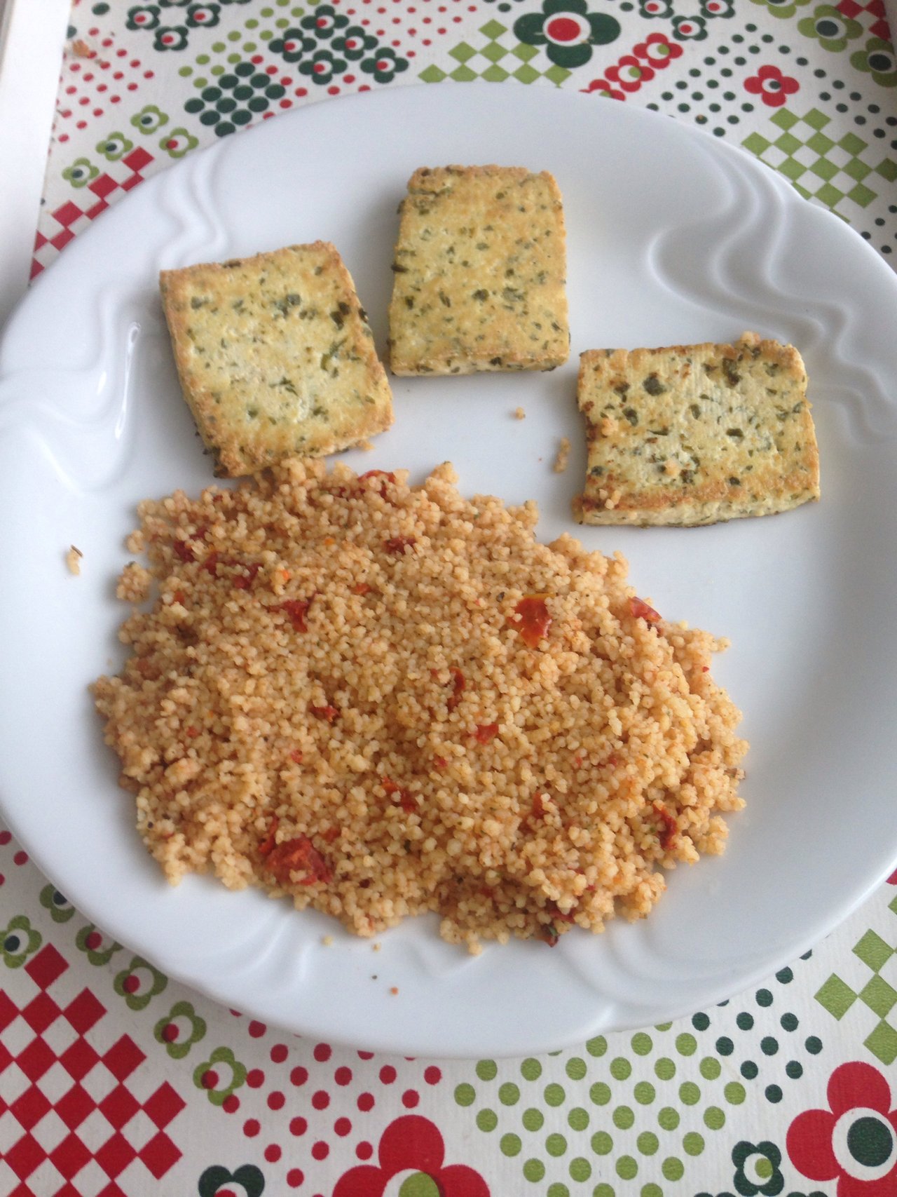 Dnes som bola hrozne lenivá variť, tak som zaliala Maggi kus kus a opiekla k tomu na kokosovom oleji tofu. -_- 