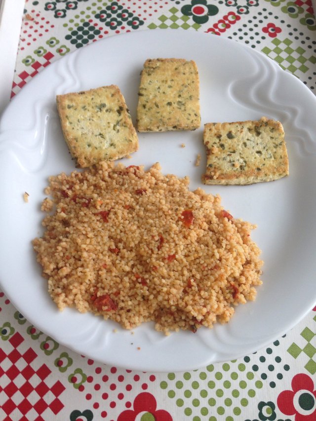 Dnes som bola hrozne lenivá variť, tak som zaliala Maggi kus kus a opiekla k tomu na kokosovom oleji tofu. -_- 