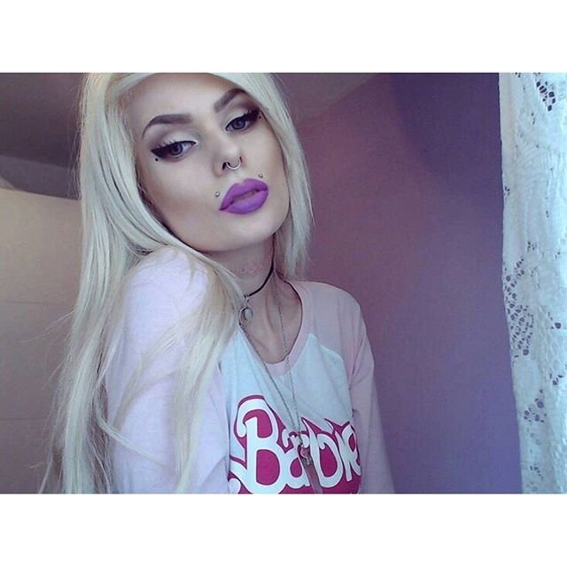 Krásna slečna! :3 ♥_♥
(Nie nie som to ja, našla som ju na nete a moc ma zaujala)