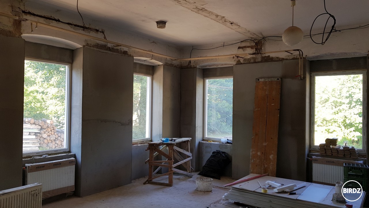 Miestnosť špeciálne pre nekompromisné počúvanie hudby, vo výstavbe. Bohužial do záberu nevošlo tretie okno nalavo ani pravý roh miestnosti... Reálne 5,5x7m. 