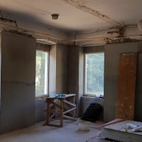 Miestnosť špeciálne pre nekompromisné počúvanie hudby, vo výstavbe. Bohužial do záberu nevošlo tretie okno nalavo ani pravý roh miestnosti... Reálne 5,5x7m. 