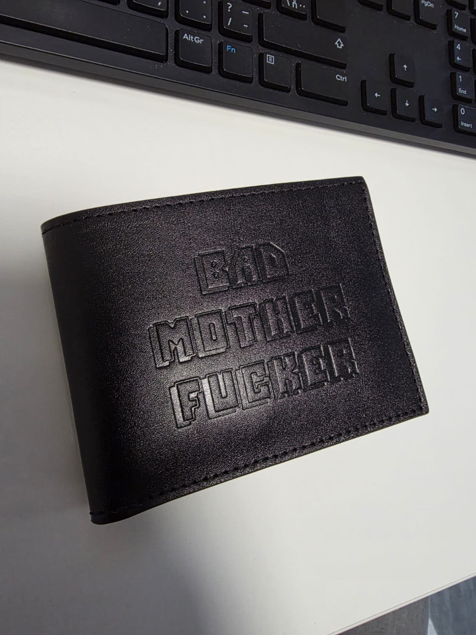 Aha a toto je ešte dôležité; dnes mi prišla táto peňaženka, je to Julesova buksa, myslím toho černocha z Pulp Fiction. Ja som teda neni vôbec drsňák, tvrďas ani bitkár, nič také, len sa mi lúbila tá pasáž z biblie, ktorú citoval, pred tým než niekoho...