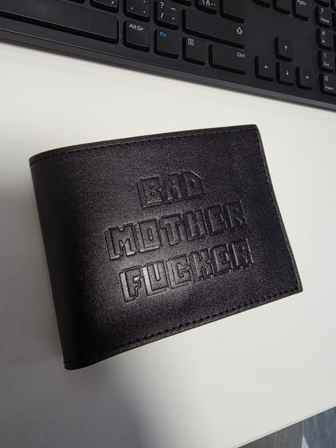 Aha a toto je ešte dôležité; dnes mi prišla táto peňaženka, je to Julesova buksa, myslím toho černocha z Pulp Fiction. Ja som teda neni vôbec drsňák, tvrďas ani bitkár, nič také, len sa mi lúbila tá pasáž z biblie, ktorú citoval, pred tým než niekoho...