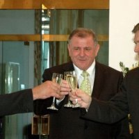 fantasticky den pre slovensku politiku! pan slota, pan meciar a pan fico si s usmevmi pripijaju na vytvorenie novej vlady! nech zije rok 2006!