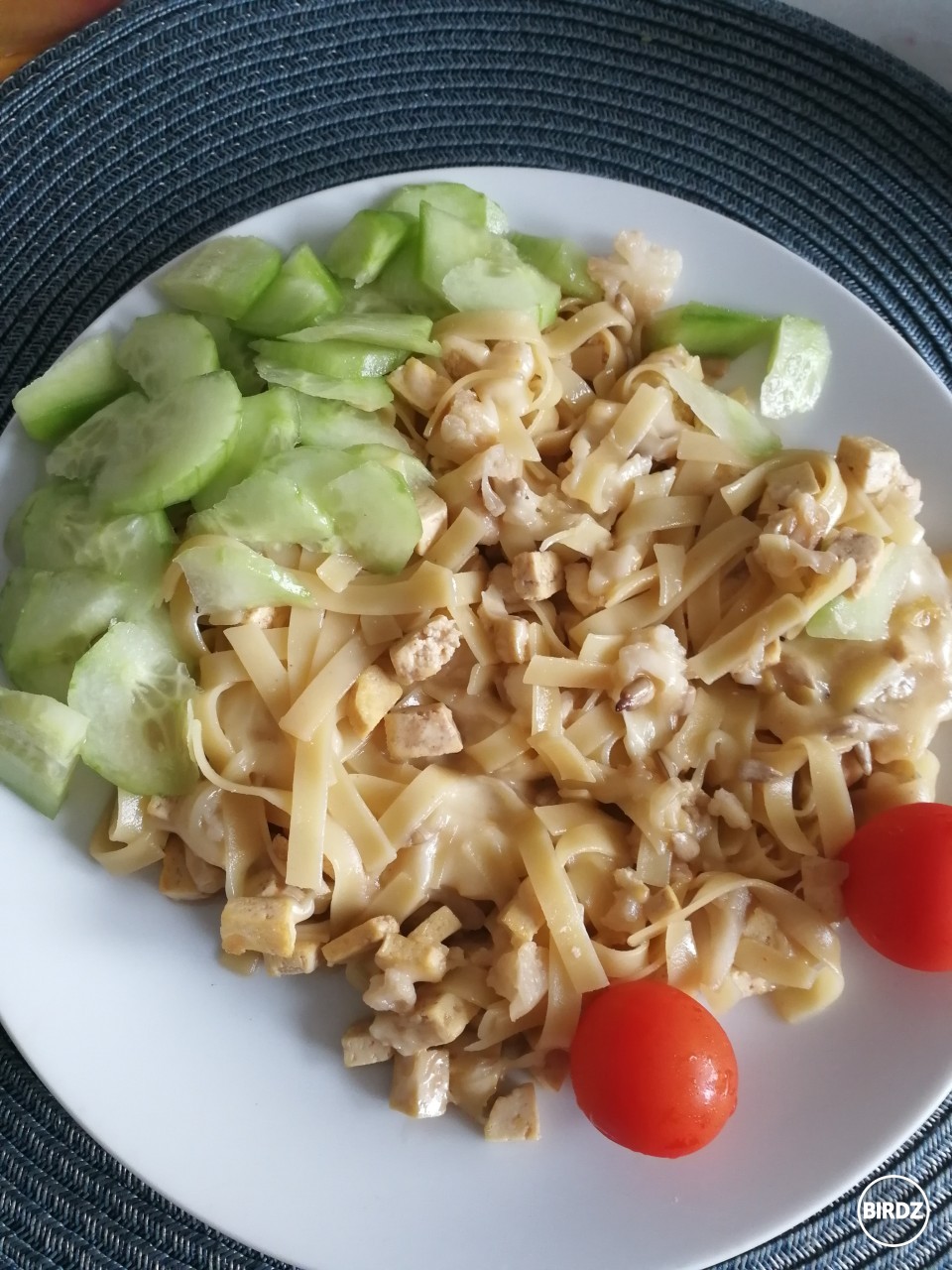 Moje najobľúbenejšie jedlo. Sama som ho robila a podla odporúčania som dala iba štyri malé lyžičky sójovej omáčky a je to výborne <3 to co vyzerá ako maso je tofu