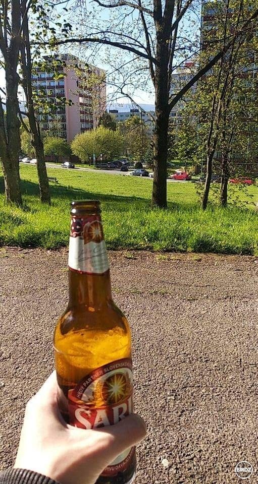 Ružomberčan sediaci na prievidzskej lavičke popíjajúcich východniarske pivo