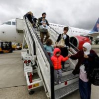 Pred rokom saskovali na hraniciach aby odradili tie tisice migrantov co islo na slovensku a dnes pre nich poslu vladny special XDDD Nemozem z toho XDD rovno aj pistole im dajte alebo aspon granat XD