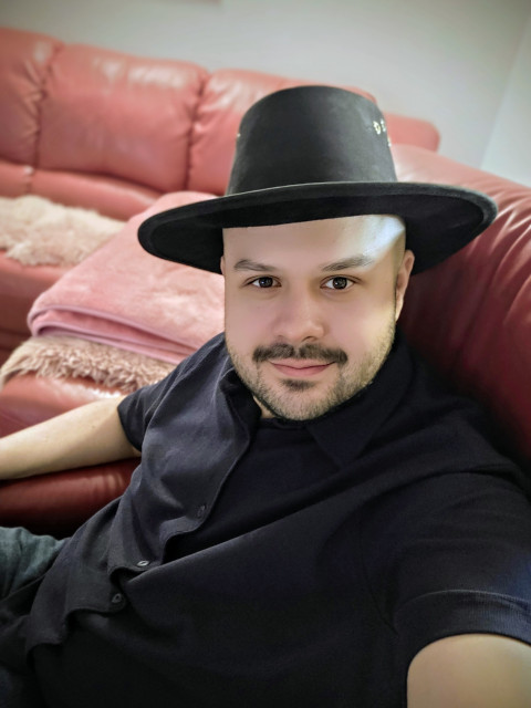 Pacim sa vam? odkedy chodim v klobuku, tak same zenske pohlady schytavam, lebo som vynimocny v dnesnej dobe nosit klobuk :D 