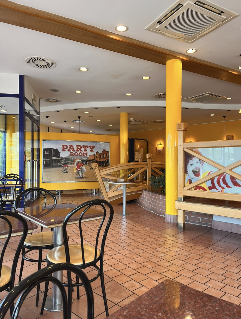 Najkrajší pôvodný McDonald’s v Bratislave. Ako časová kapsula. Veľmi som si ten McFlurry užila a v hlave mi hrala taká tá Frutiger Aero hudba https://youtu.be/Nz6QbuuJ3qI?si=P5HakjFarZ36c5XW